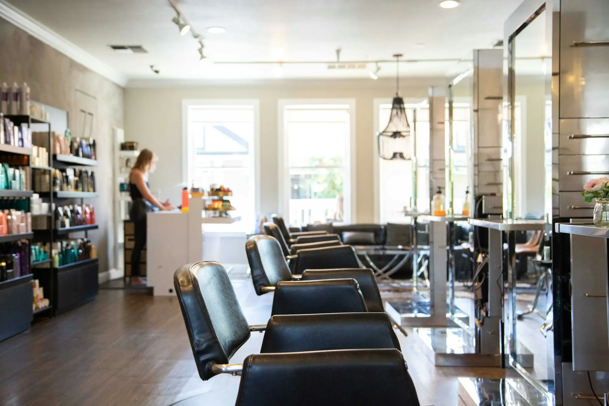 Interior luminoso de una peluquería con sillones, espejos y buena iluminación: peluquería y estética en Zaragoza