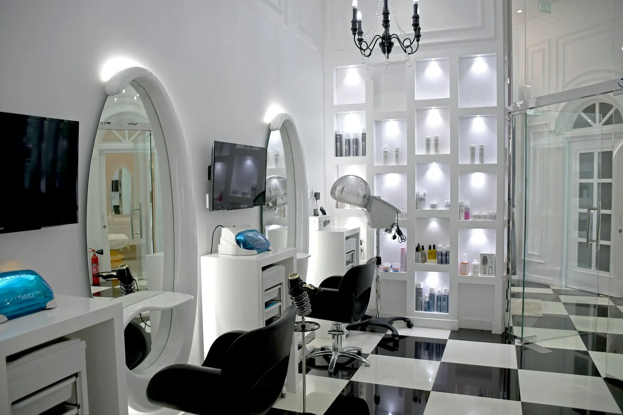 Peluquería y estética en el barrio de Santa Isabel, Zaragoza | Christian Peluqueros Interior luminoso de una peluquería con sillones, espejos y buena iluminación: peluquería y estética en el barrio de Santa Isabel, Zaragoza