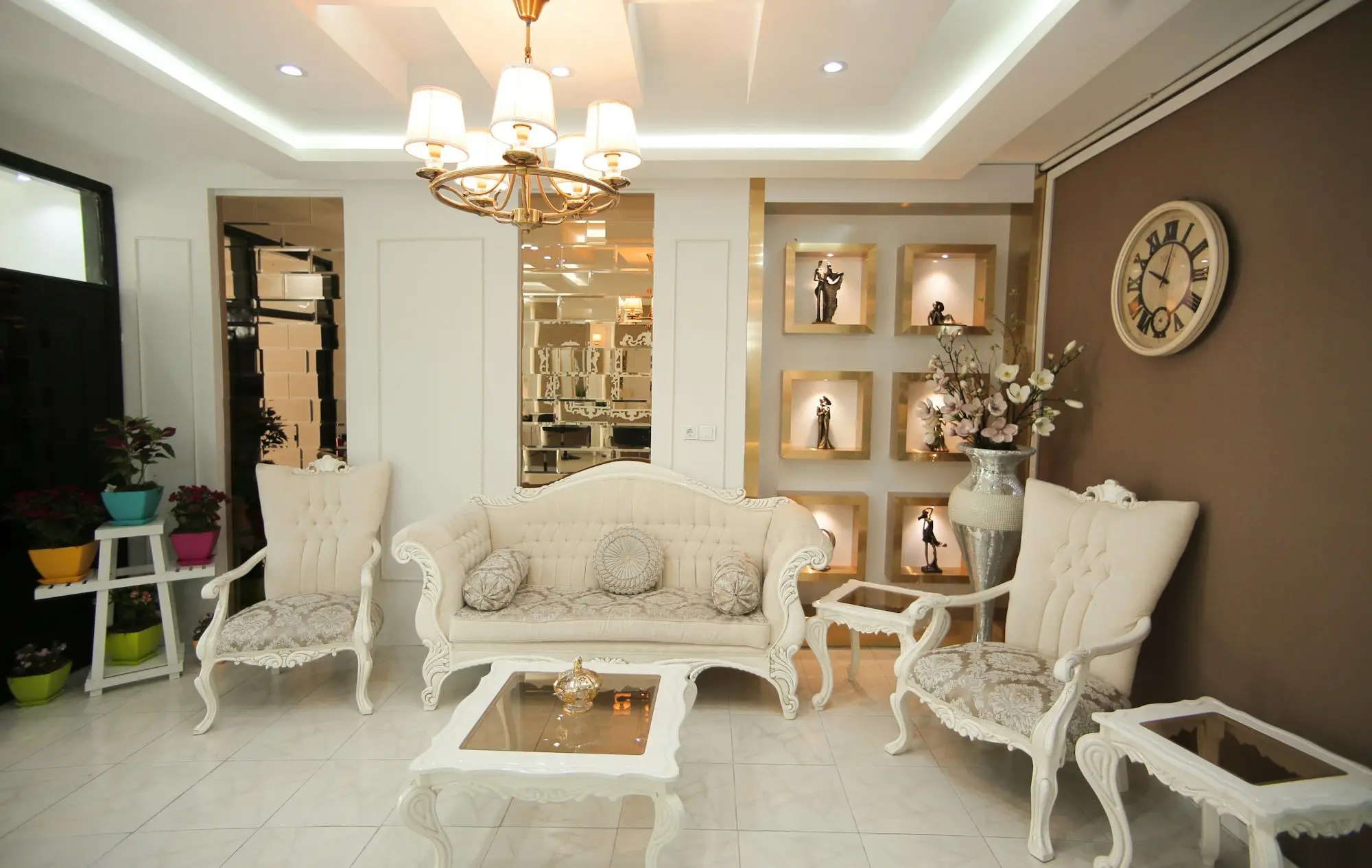 Interior luminoso de una peluquería con sillones, espejos y buena iluminación: peluquería y estética en el barrio de Santa Isabel, Zaragoza