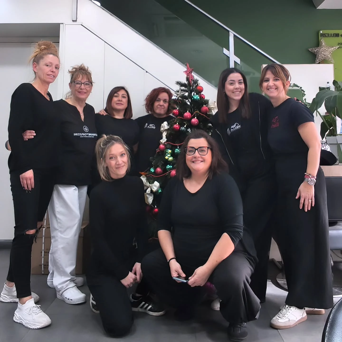 Equipo de peluqueras y esteticistas de Christian Peluqueros dentro del salón de la Avenida Santa Isabel, Zaragoza