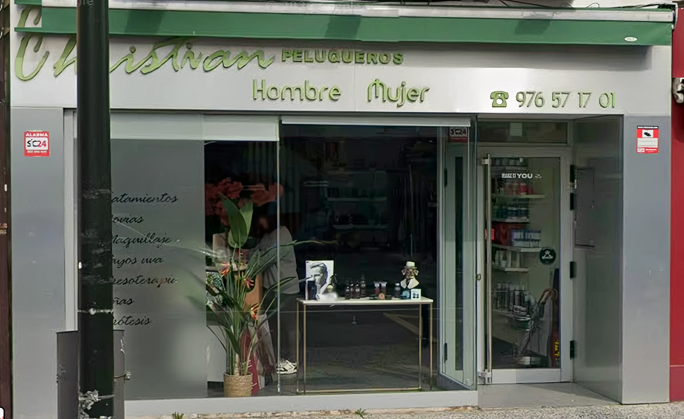 Fachada de Christian Peluqueros, peluquería para hombre y mujer en la Avenida Santa Isabel, 97 de Zaragoza