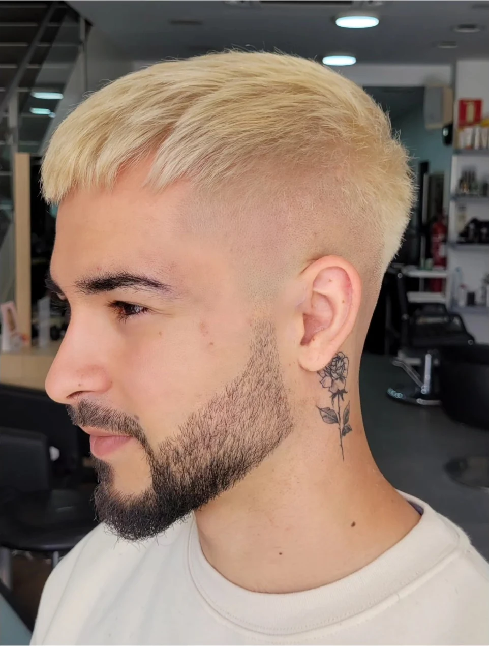 Degradado con el pelo decolorado en rubio y barba perfilada: peluquería para hombre en el barrio de Santa Isabel, Zaragoza