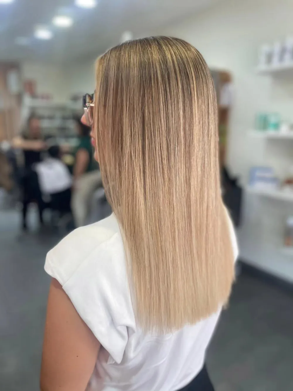 Melena lisa con mechas babylight en tonos rubios en Santa Isabel (Zaragoza)