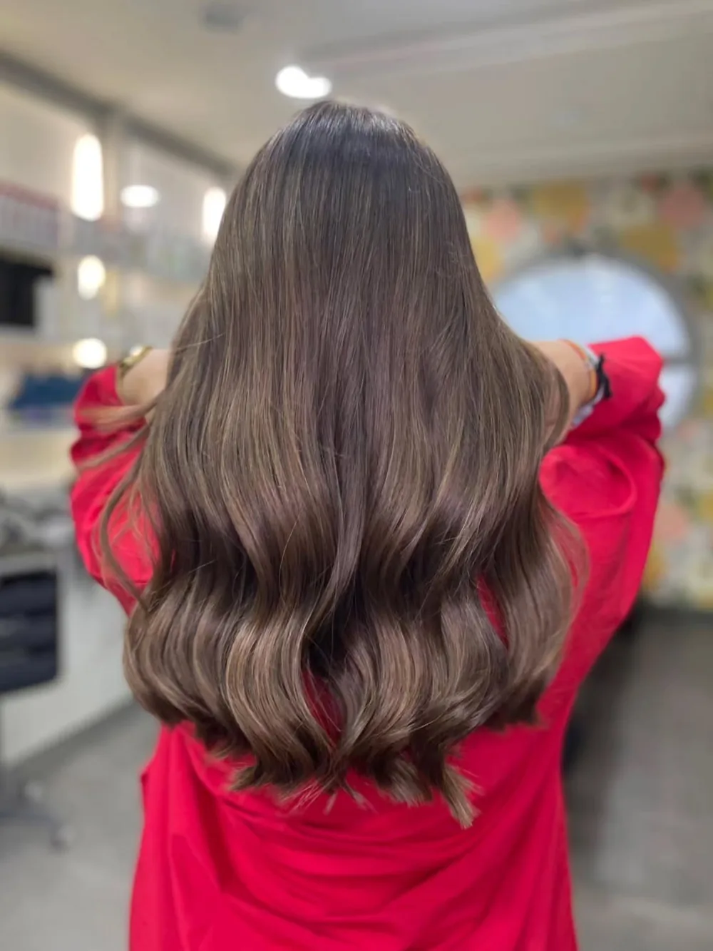 Melena morena con ondas e iluminación suave: mechas e iluminación en Zaragoza
