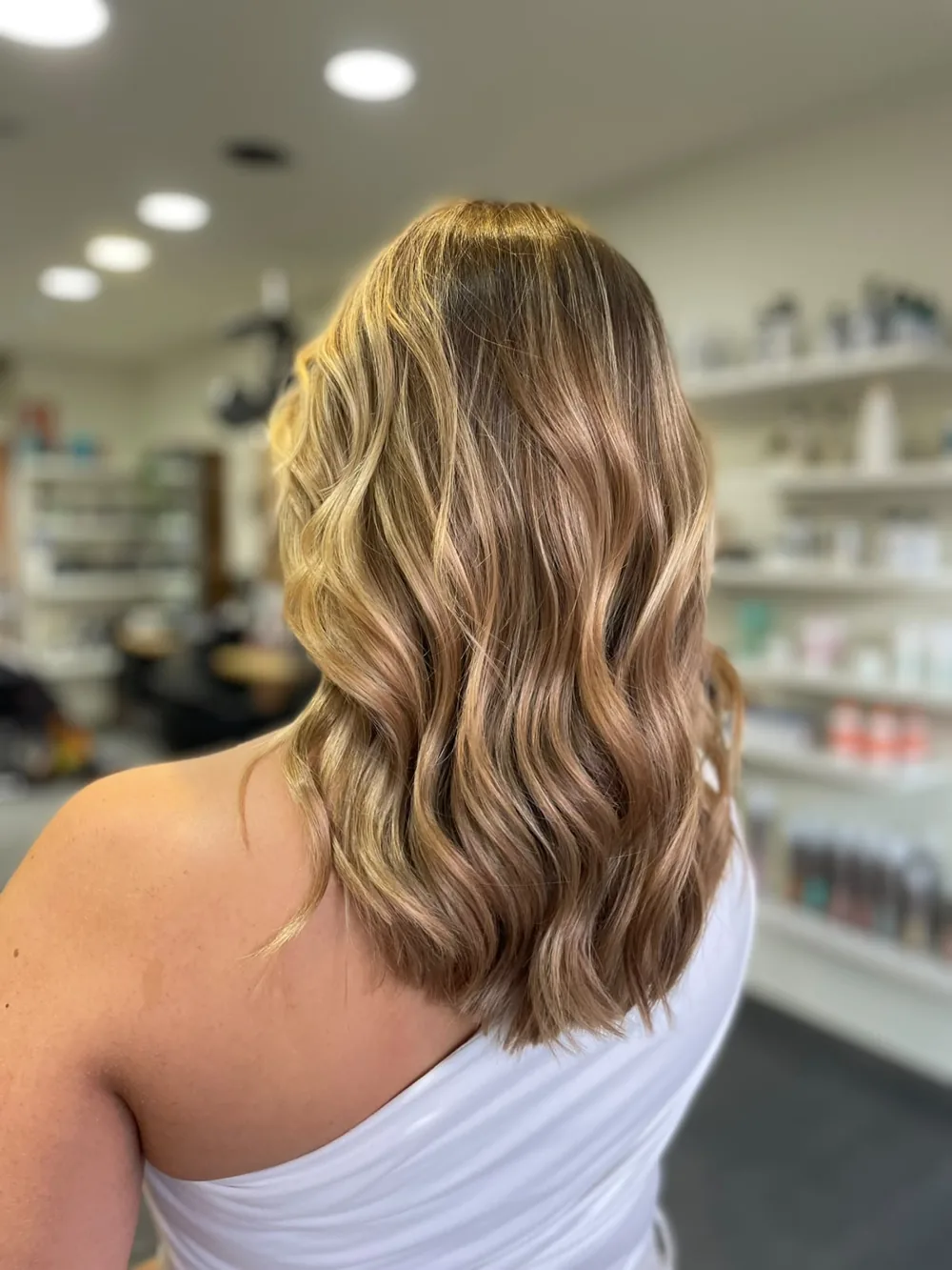 Media melena con ondas y mechas doradas: coloración y mechas en Santa Isabel, Zaragoza