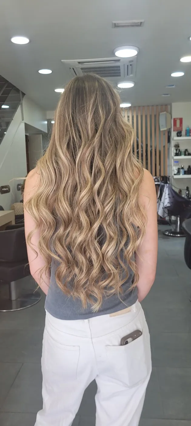 Melena larga con ondas y mechas rubias: peluquería para mujer en Zaragoza