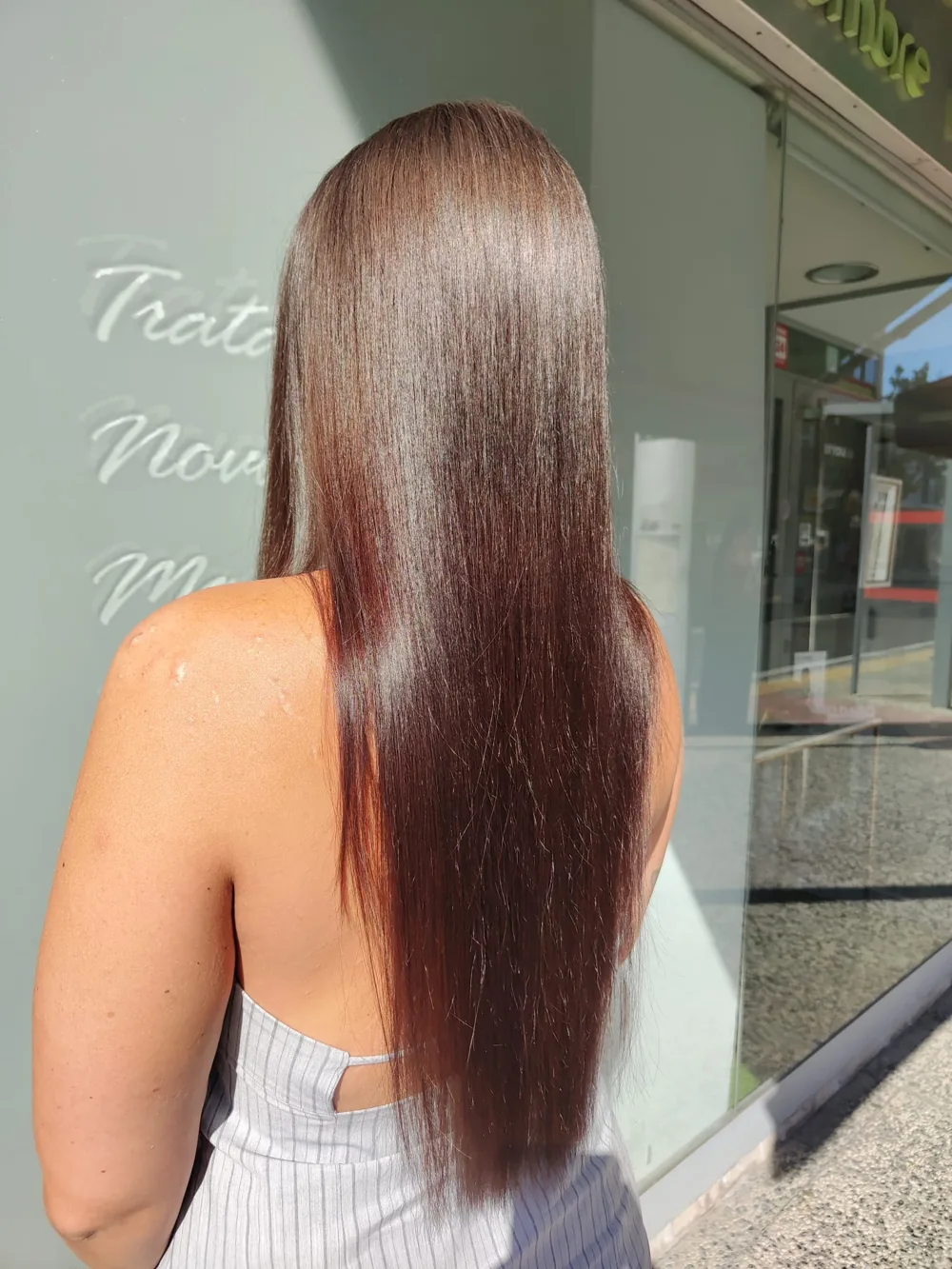 Melena lisa y con brillo tras un tratamiento reconstructor y refresh de color: tratamientos capilares en Santa Isabel, Zaragoza