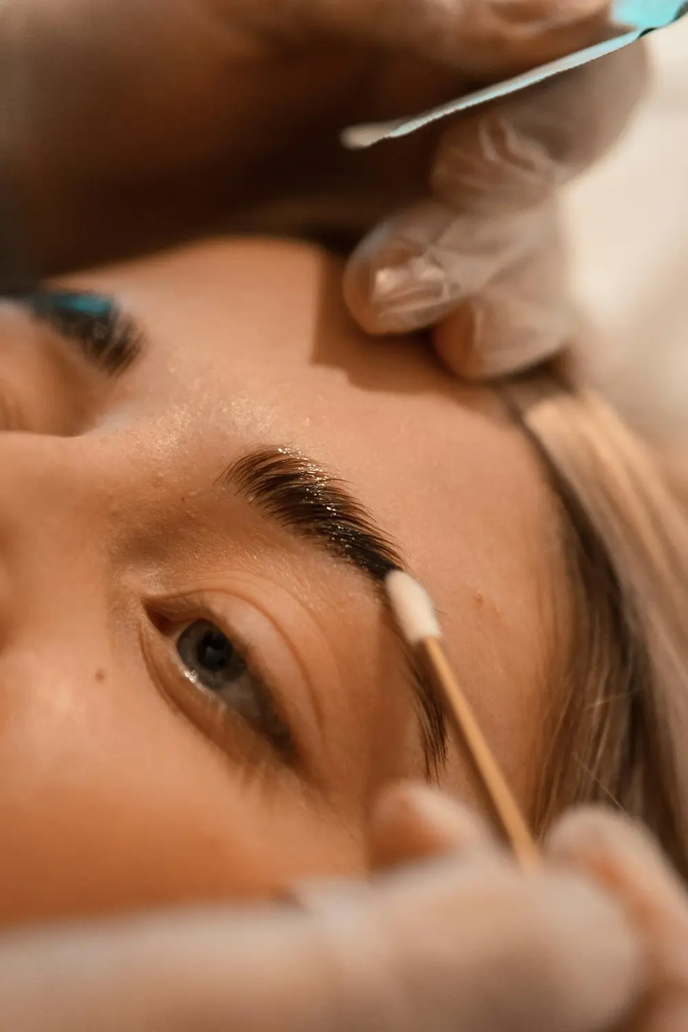 Diseño de cejas con pincel: depilación en Zaragoza