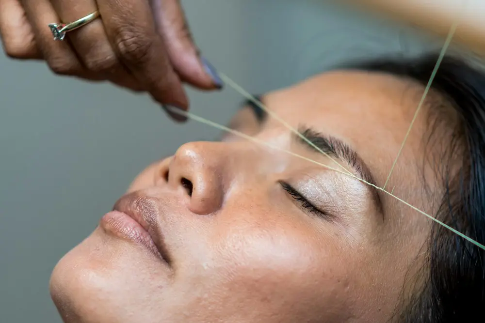 Depilación de cejas con hilo en Santa Isabel, Zaragoza