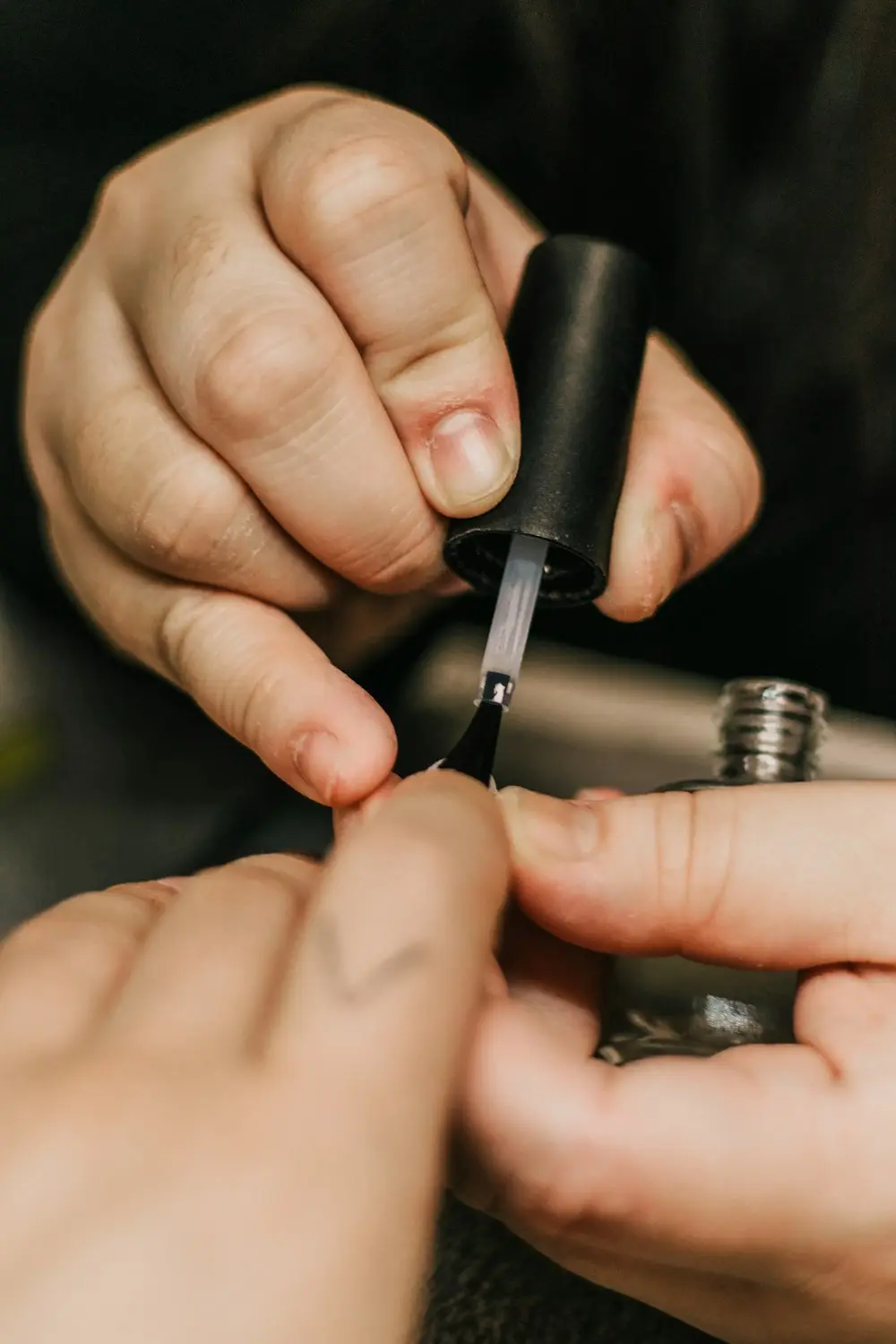 Manicura y pedicura en el barrio de Santa Isabel, Zaragoza | Christian Peluqueros Pintando una uña con pincel: manicura y pedicura en el barrio de Santa Isabel, Zaragoza