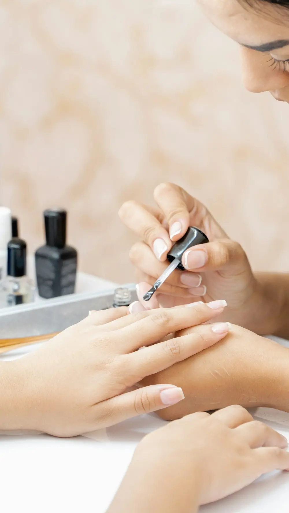 Manicura y pedicura en Santa Isabel (Zaragoza) | Christian Peluqueros Aplicando esmalte en las uñas: manicura y pedicura en Santa Isabel (Zaragoza)
