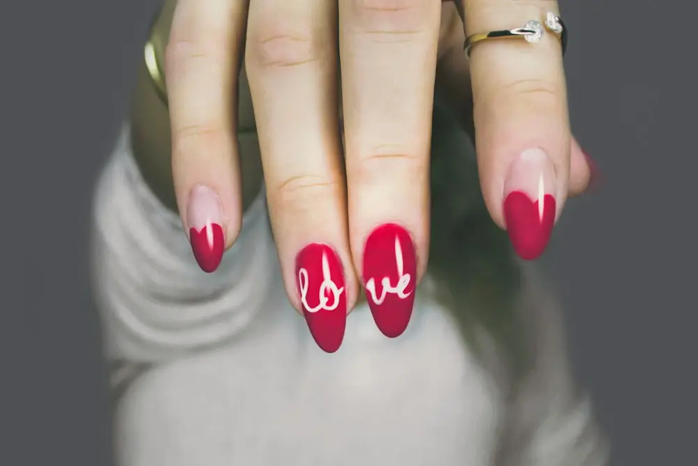 Uñas rojas decoradas: manicura y pedicura en Zaragoza
