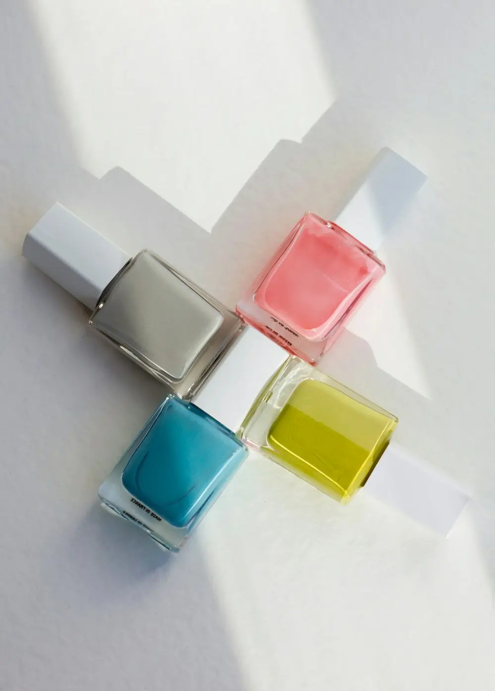 Esmaltes de colores pastel: manicura y pedicura en el barrio de Santa Isabel, Zaragoza