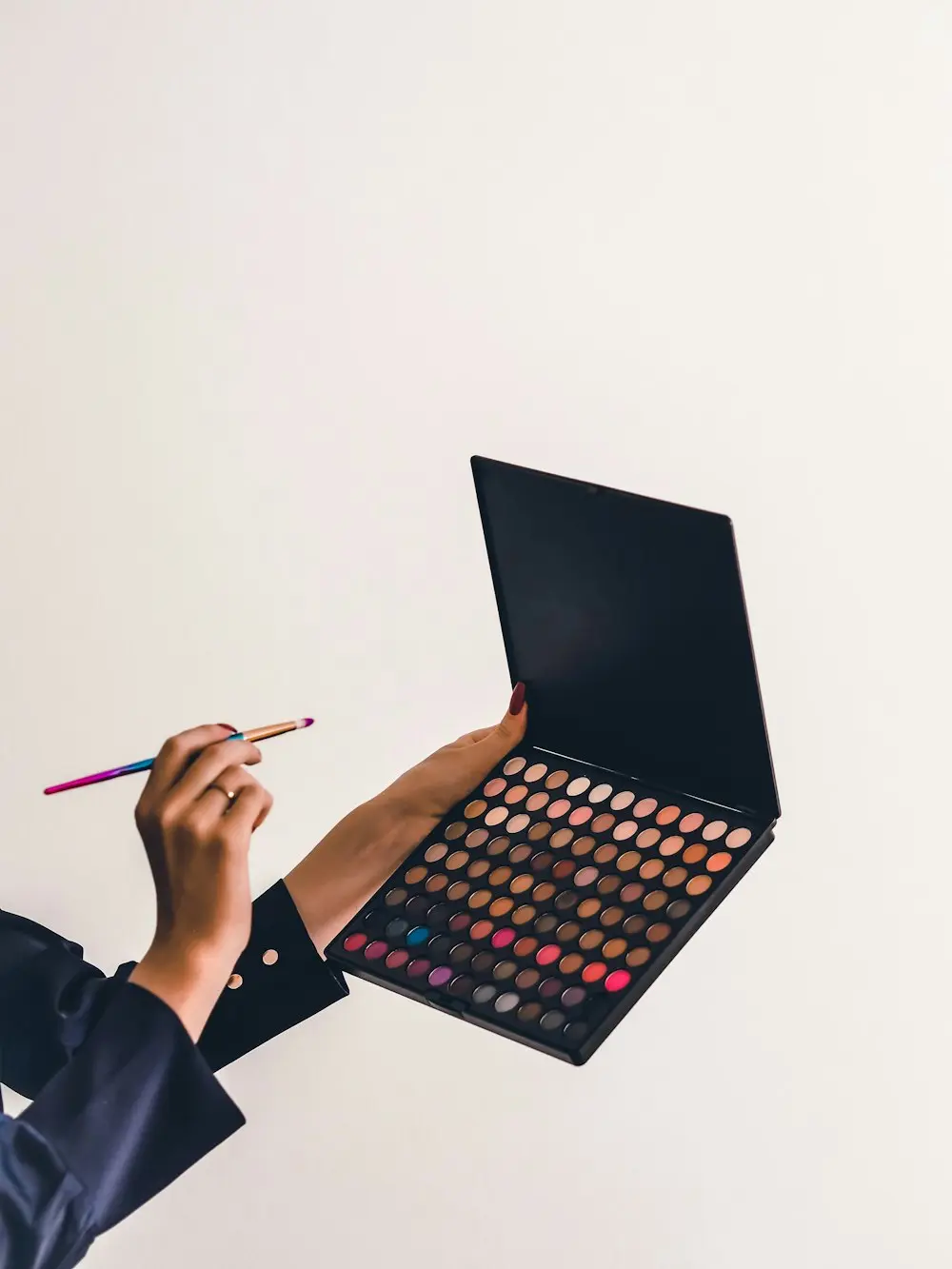Maquilladora con paleta de sombras: maquillaje en Zaragoza