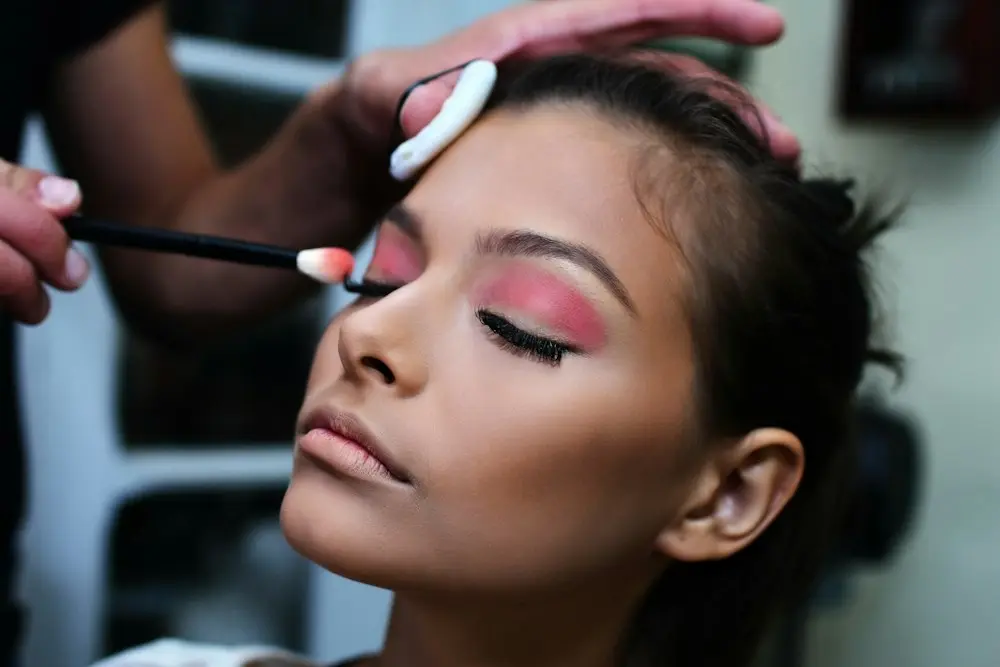 Novias: Maquillaje de ojos en tonos rosas con brocha en el barrio de Santa Isabel, Zaragoza