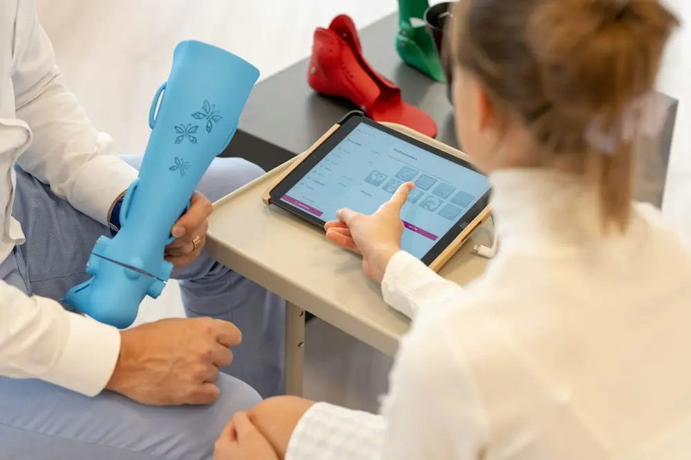 Botas de presoterapia con control en tableta en el barrio de Santa Isabel, Zaragoza
