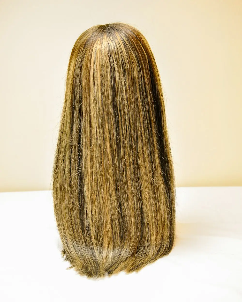 Postizo de cabello rubio con mechas: prótesis capilares en Santa Isabel (Zaragoza)