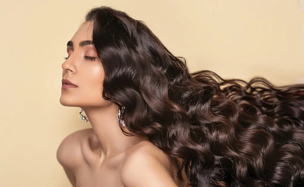 Melena oscura con ondas y brillo: hidratación capilar en Santa Isabel, Zaragoza
