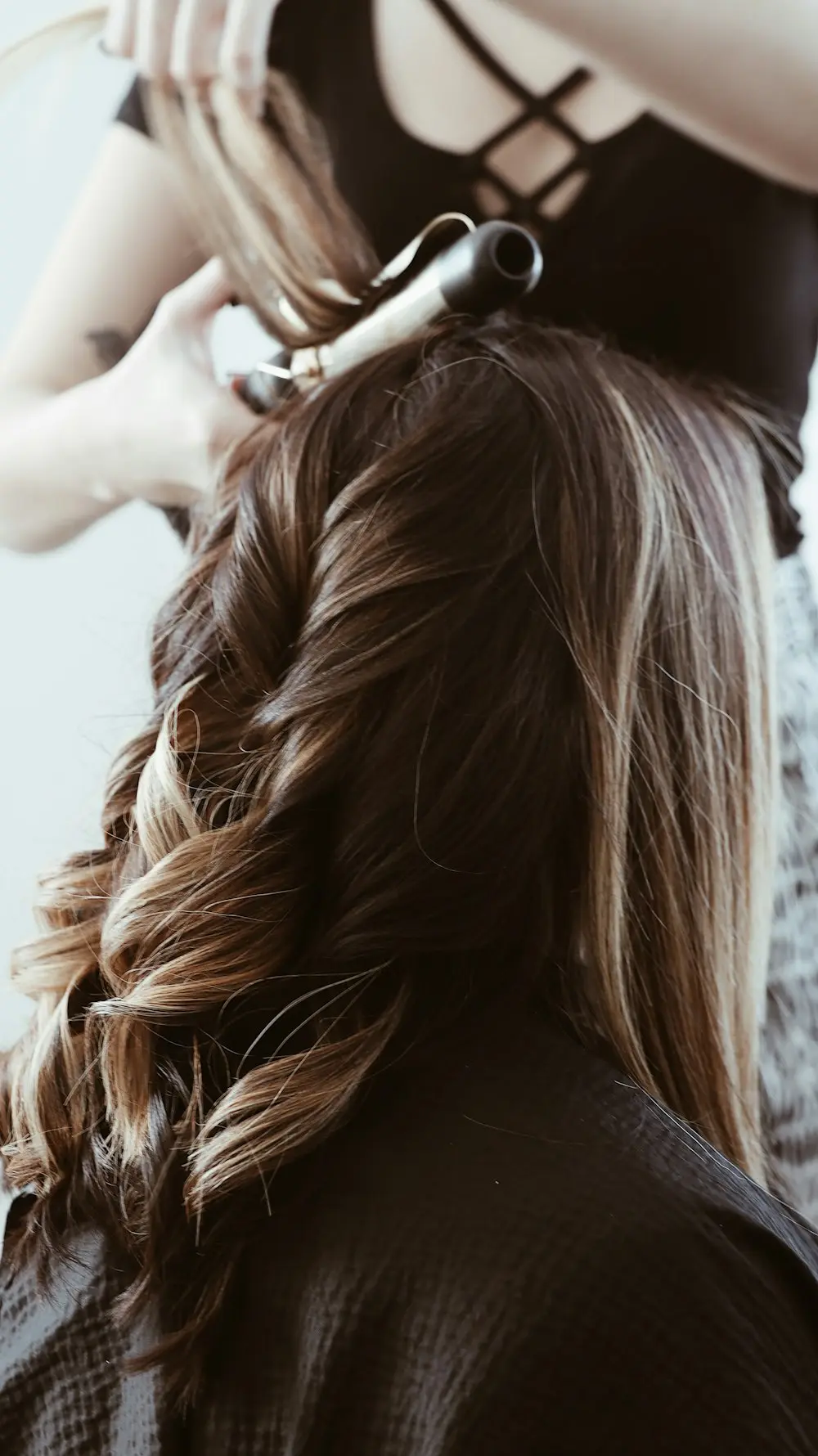 Cabello castaño con ondas suaves: hidratación capilar en Zaragoza