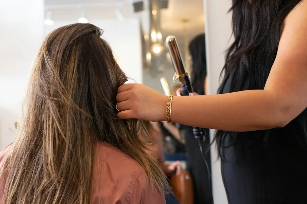 Peluquera trabajando el cabello largo: hidratación capilar en Santa Isabel, Zaragoza