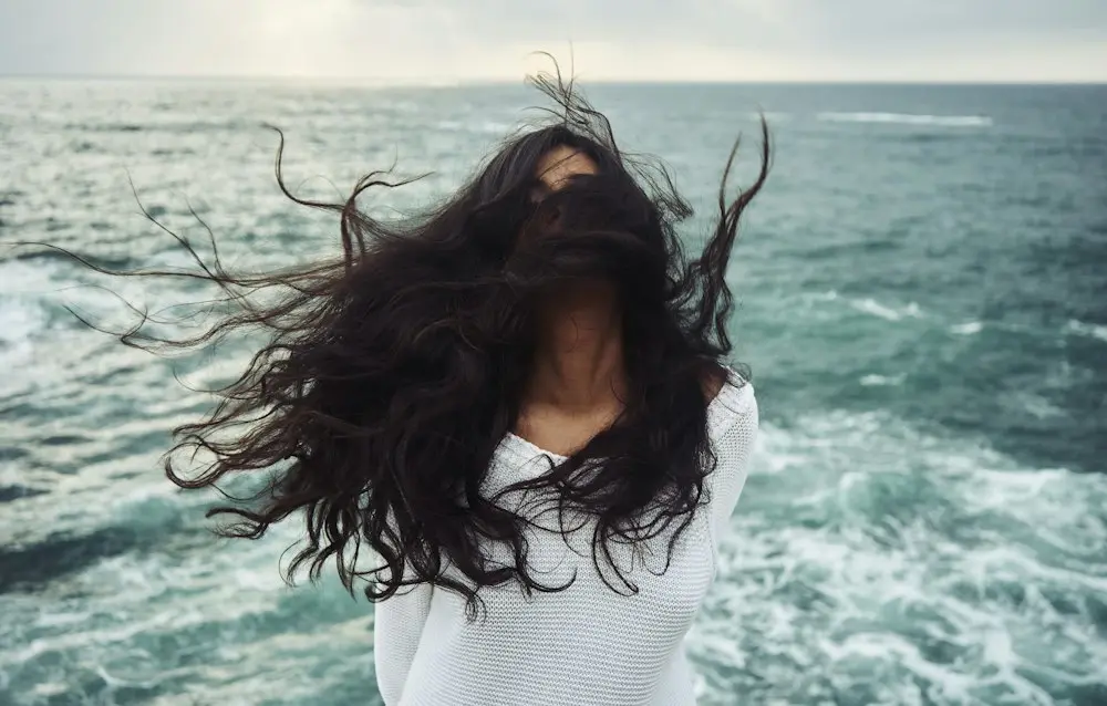 Cabello oscuro al viento junto al mar: talasoterapia capilar en Santa Isabel, Zaragoza
