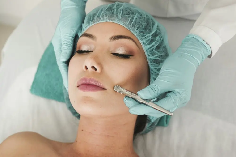 Limpieza facial en cabina: tratamientos faciales y corporales en el barrio de Santa Isabel, Zaragoza